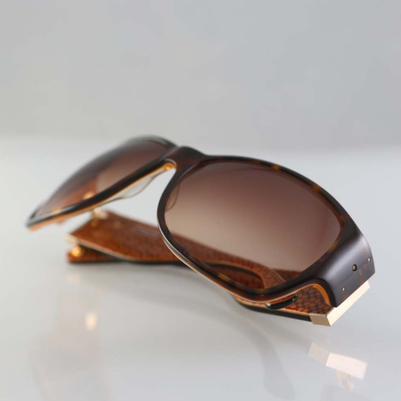 Coach sunglasses, tortoise plastic frame hard case - Picture 6 of 7